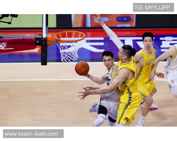 海兰德半场表现抢眼5投3中贡献12分1篮板2助攻1抢断助力全队